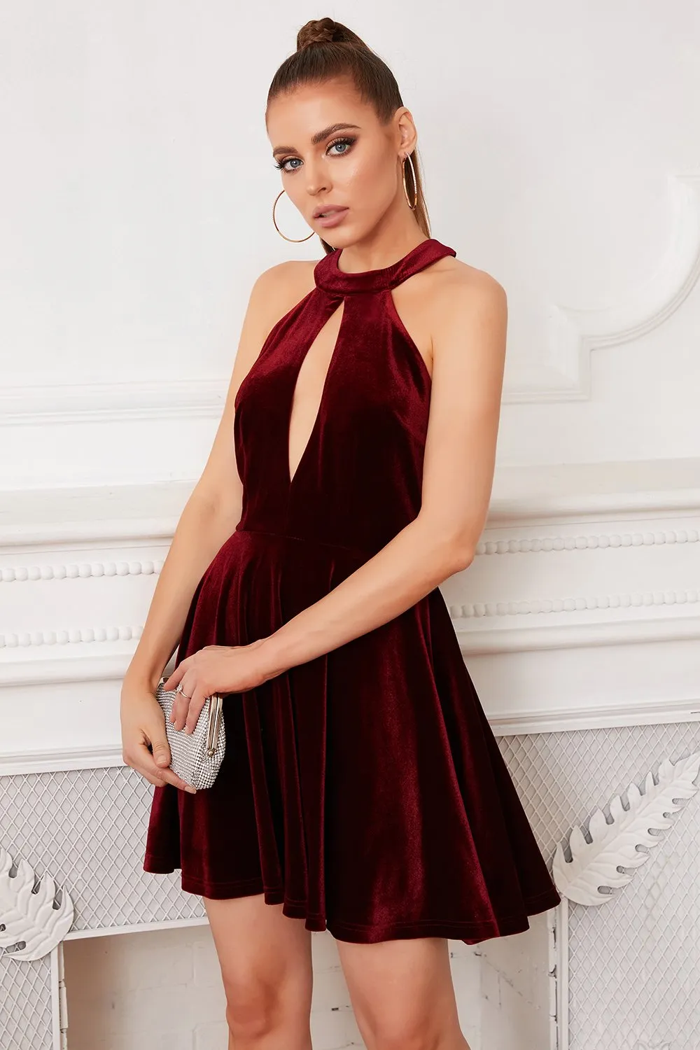 Abito in velluto mini buco della serratura Halter bordeaux