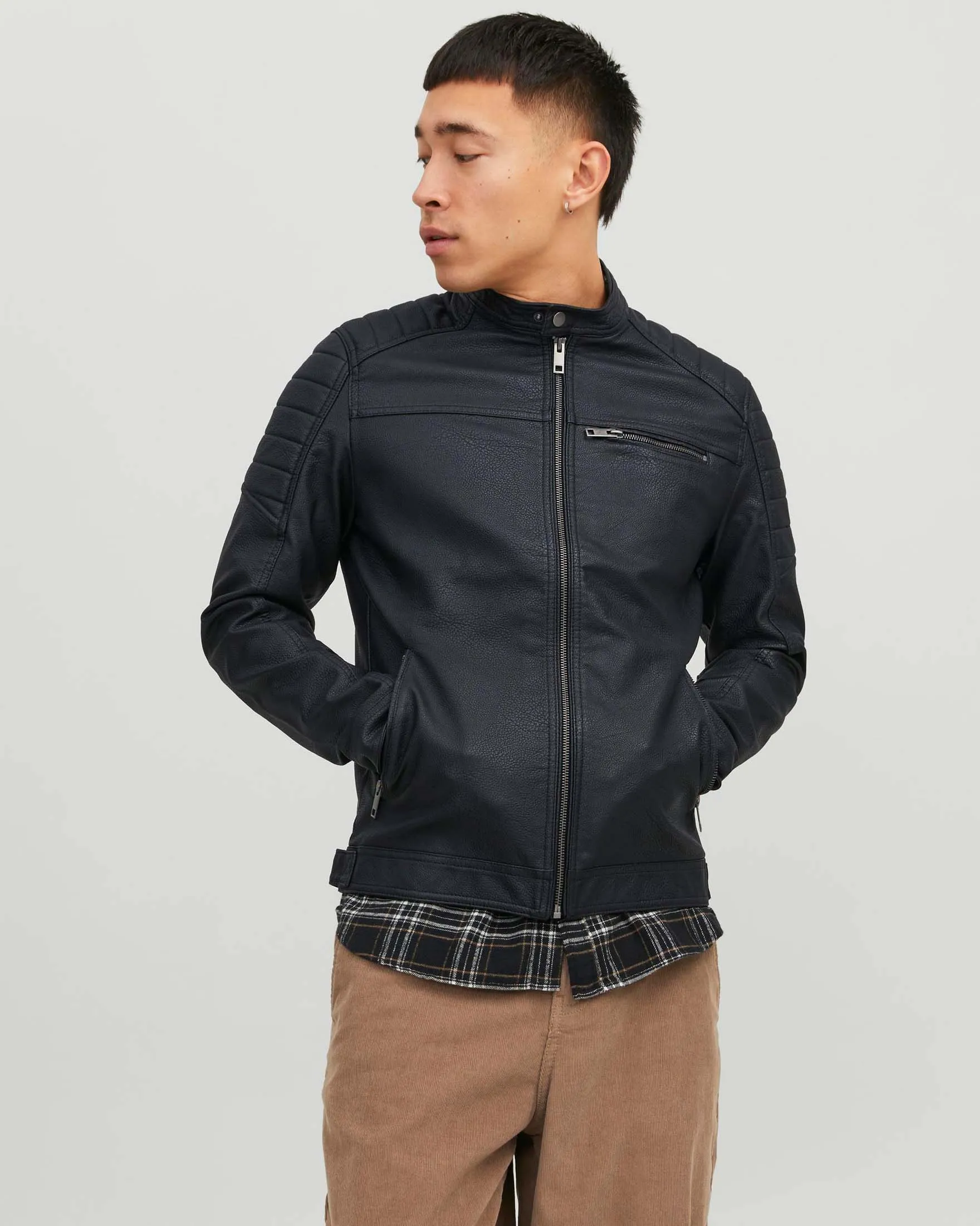 Giubbino biker nero in similpelle martellata con inserti trapuntati sulle spalle