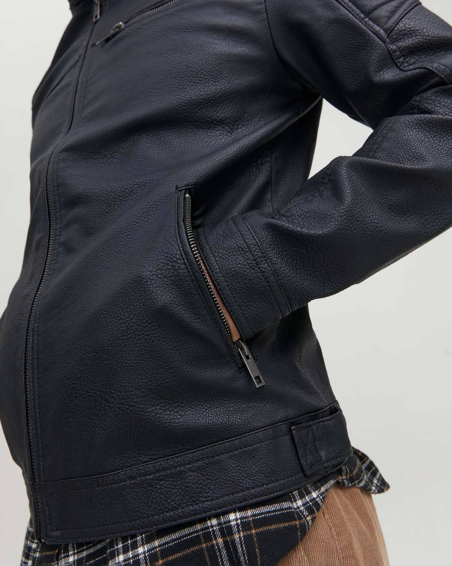 Giubbino biker nero in similpelle martellata con inserti trapuntati sulle spalle