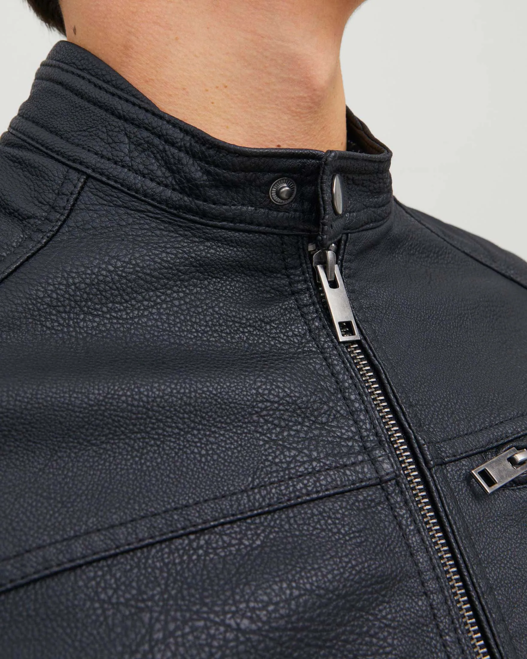 Giubbino biker nero in similpelle martellata con inserti trapuntati sulle spalle