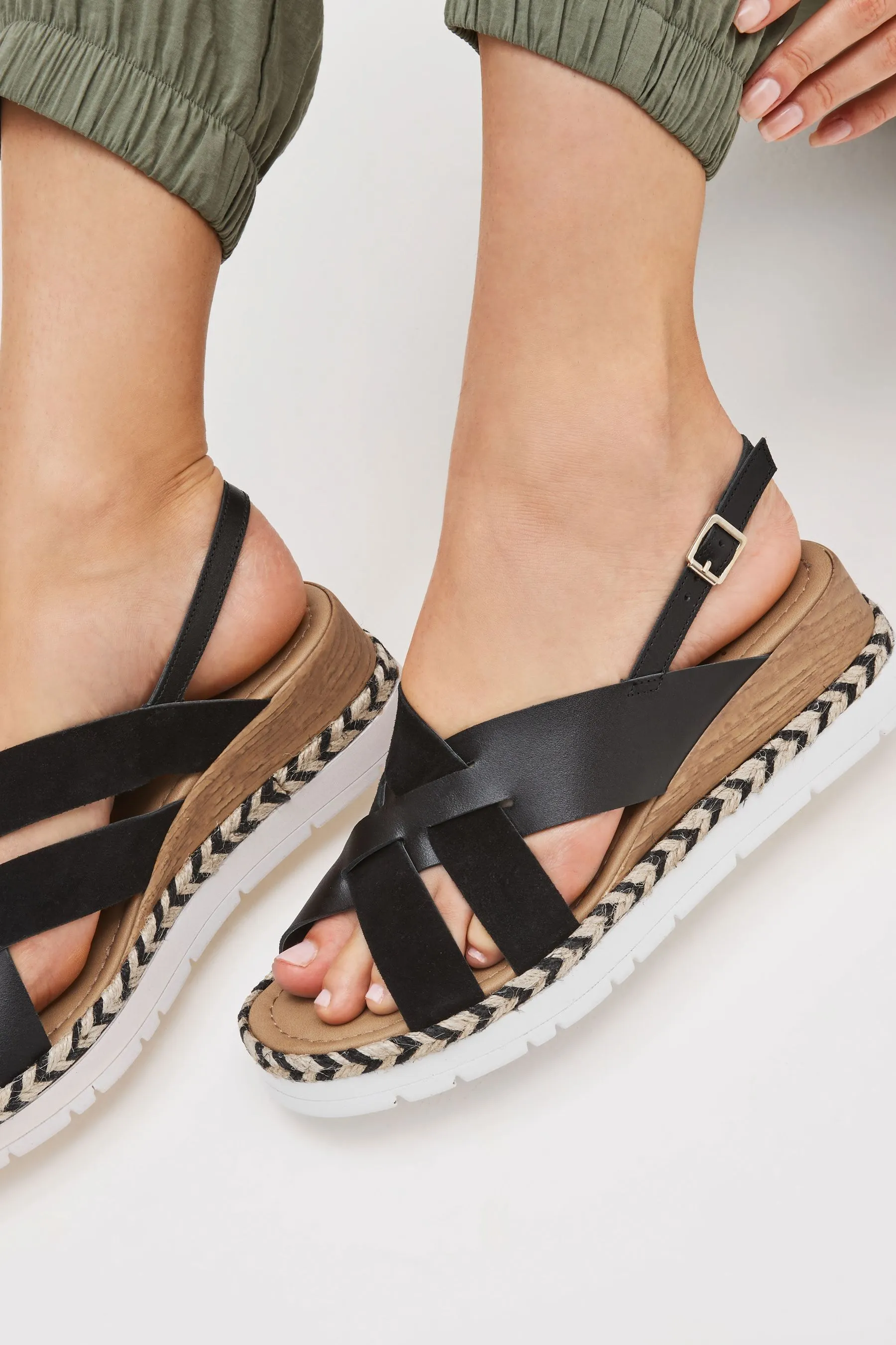 Nero  - Forever Comfort® - Zeppe sportive con incrocio