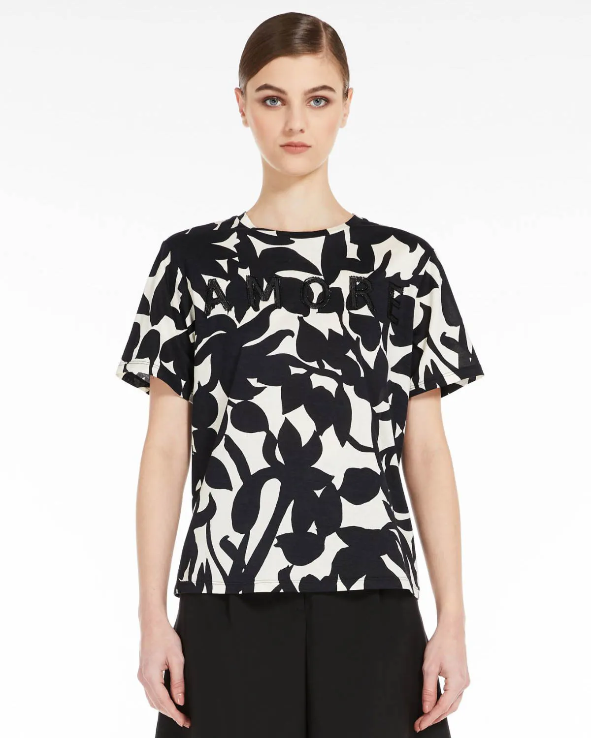 T-shirt bianca in cotone a fantasia foliage nera e scritta amore ricamata sul petto