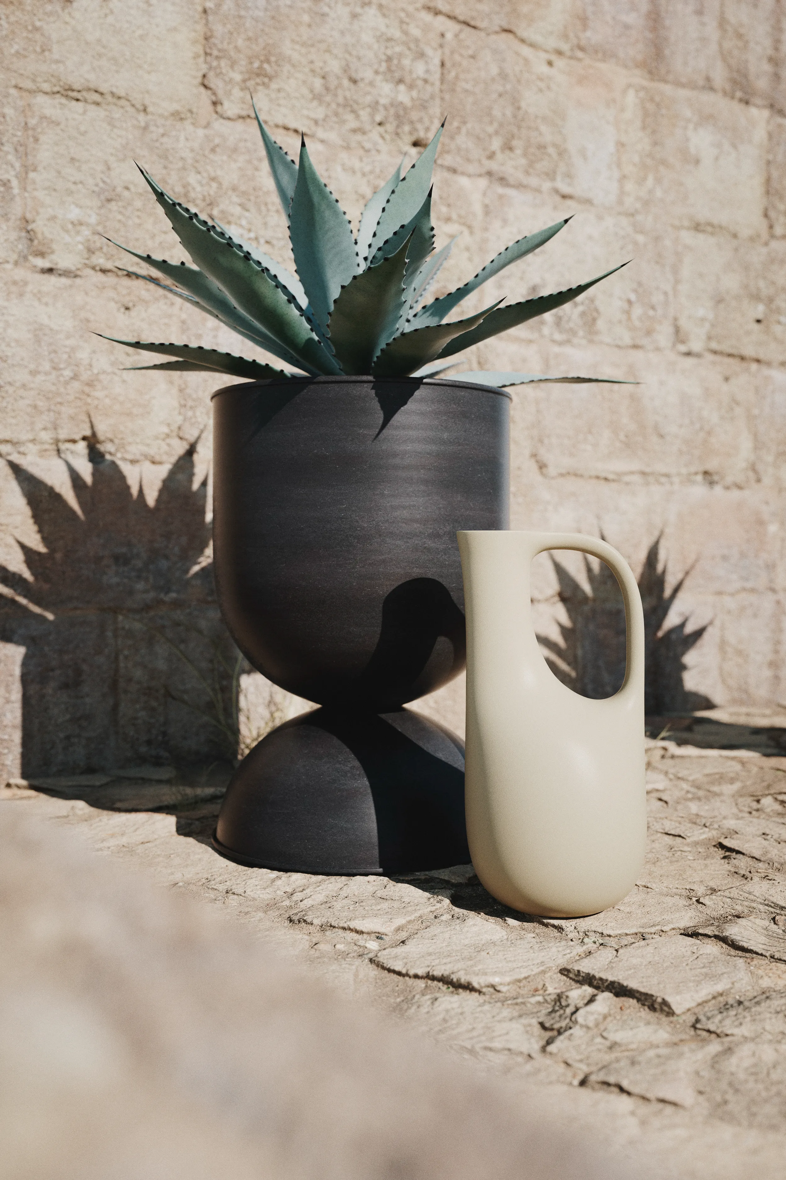 Vaso da fiori Hourglass medio.k3{font-size:18px}nero-grigio scuro