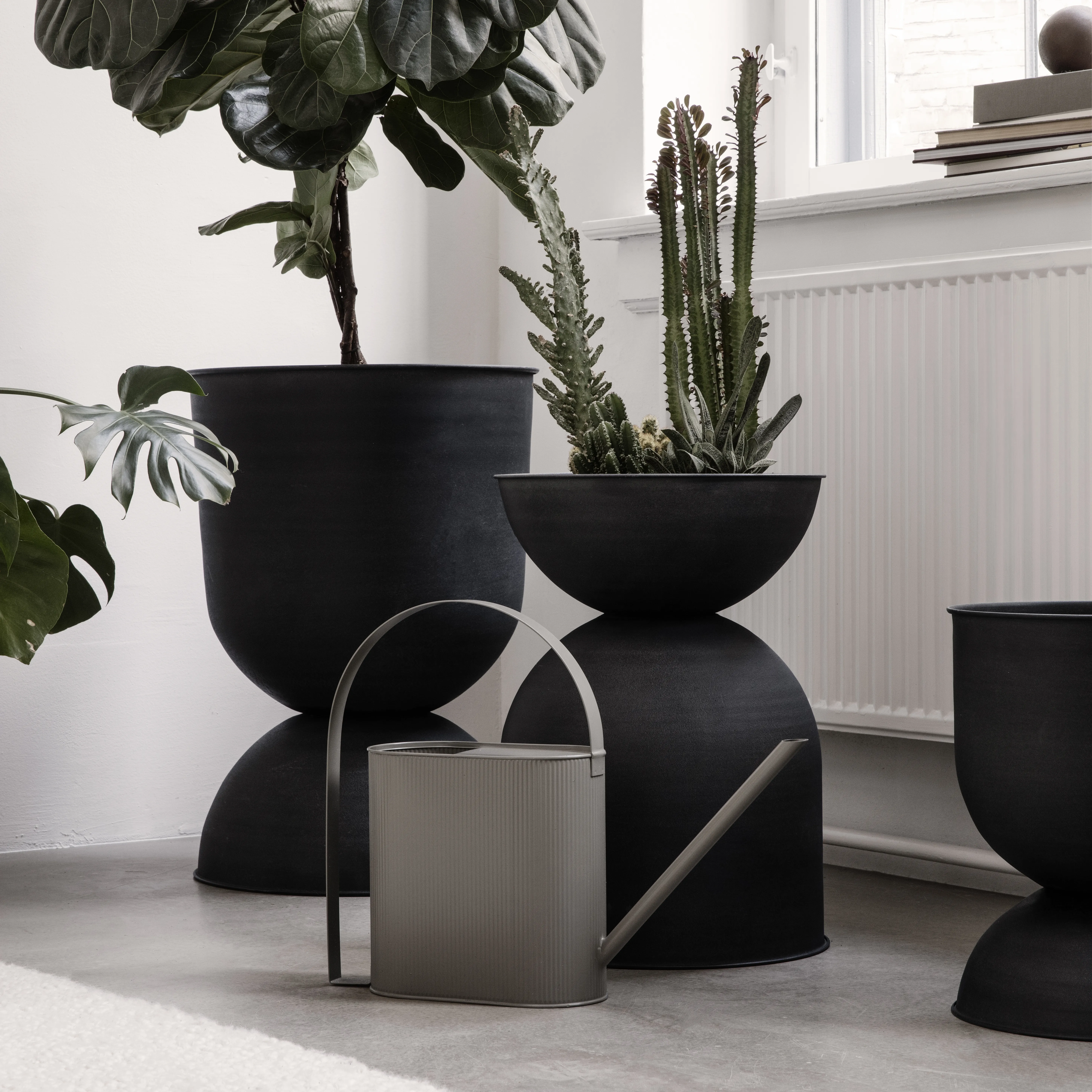 Vaso da fiori Hourglass medio.k3{font-size:18px}nero-grigio scuro
